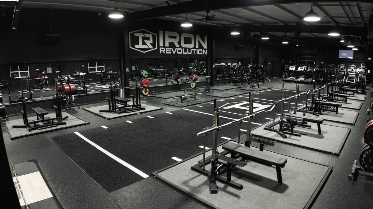 Spotless competition platforms in the powerlifting area